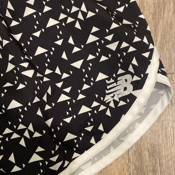 Excellent condition New Balance women’s size M print multi color shorts - Picture 2 of 7